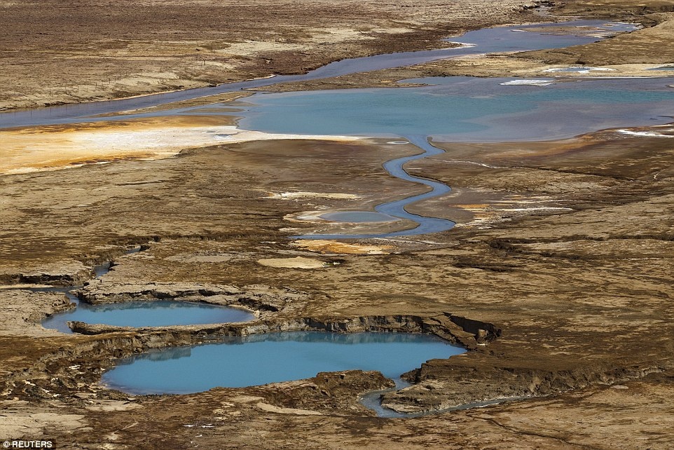 Những hố lớn với diện tích tương đương sân bóng rổ, độ sâu bằng tòa nhà hai tầng, xuất hiện nhiều ở xung quanh bờ Biển Chết. Nguyên nhân xuất hiện các hố do mực nước của hồ đang cạn với tốc độ rất nhanh.