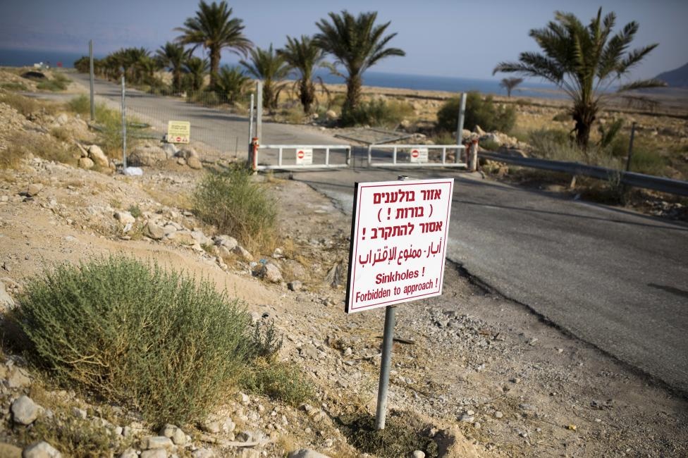 Vì hiện tượng sụt lún đất tạo thành hố sâu nguy hiểm nên chính quyền phải phong tỏa một số khu vực để bảo đảm an toàn cho người dân.