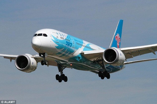 Ne TQ tap tran, may bay doi huong ha canh vi can nhien lieu hinh anh