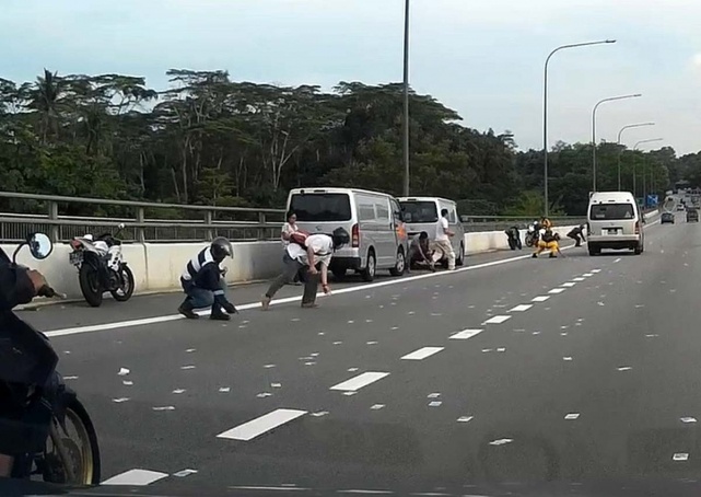 Tien roi tren duong cao toc o Singapore hinh anh