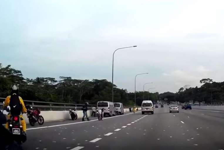 Dan Singapore nhat tien roi tren duong cao toc hinh anh