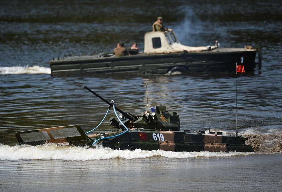 Xe chiến đấu của Trung Quốc tham gia tranh tài. Phần lớn các nước tham gia sự kiện đều sử dụng vũ khí do ban tổ chức là Bộ Quốc phòng Nga cung cấp, ngoại trừ Trung Quốc.