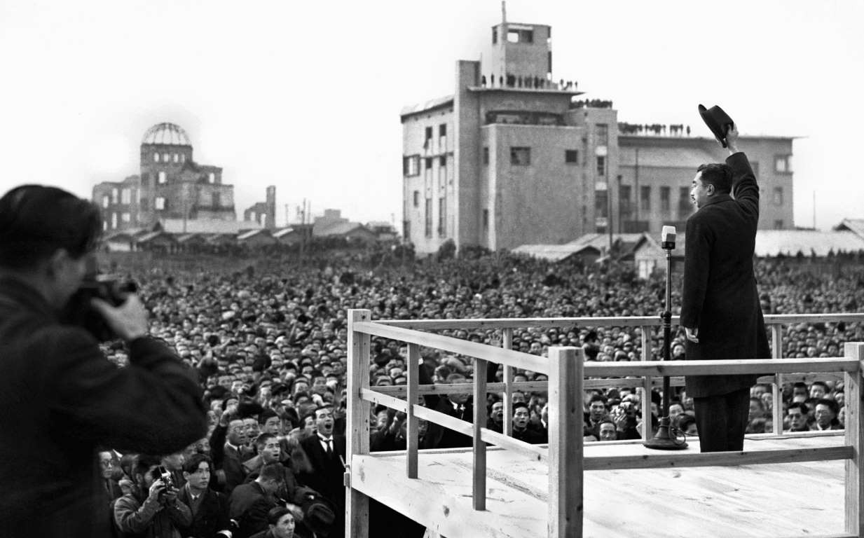 Nhật hoàng Hirohito đến Hiroshima để khích lệ tinh thần người dân cùng xây dựng lại cuộc sống vào năm 1947.
