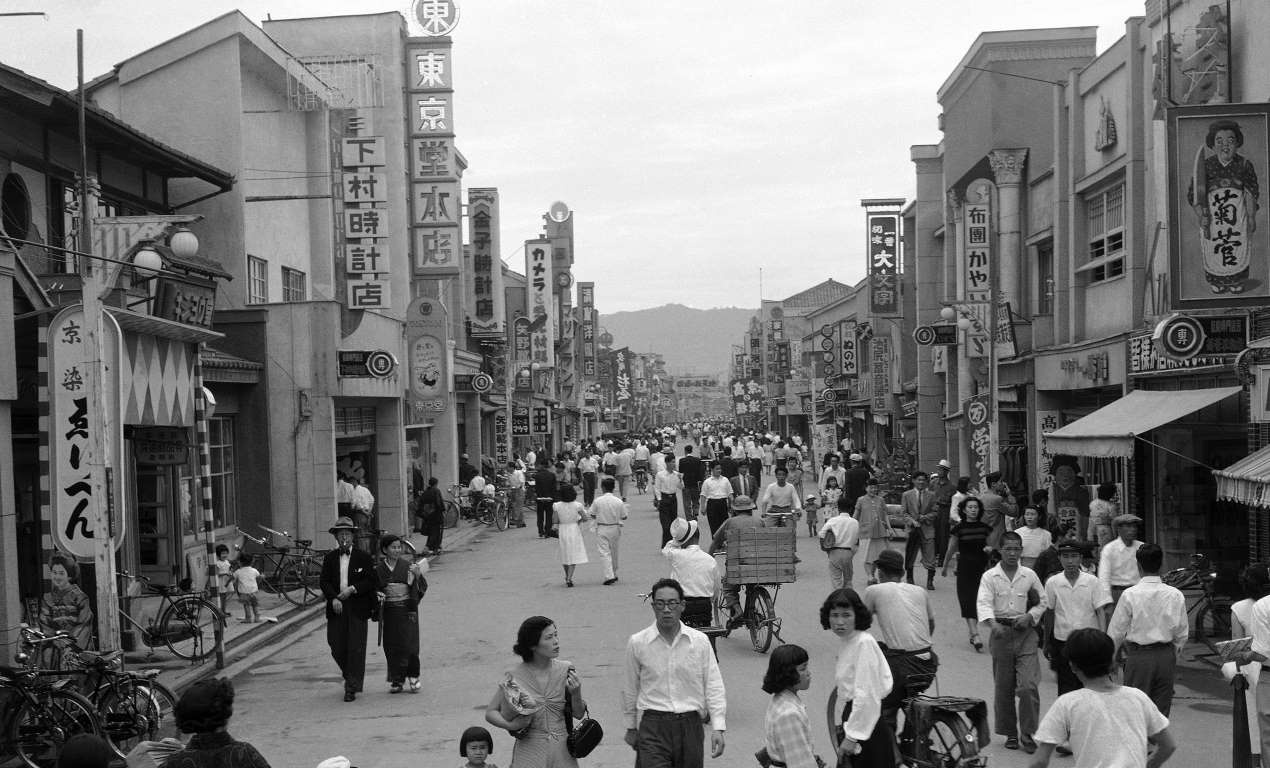 Một khu phố buôn bán sầm uất ở Hiroshima vào ngày 2/8/1952, cho thấy cuộc sống bình thường đã dần trở lại nơi từng hoang tàn.