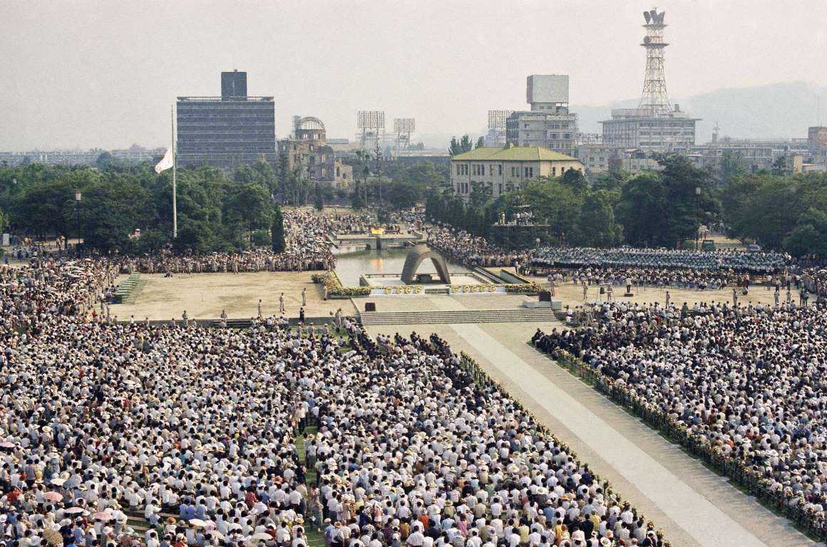 Người dân Hiroshima tham gia lễ tưởng niệm các nạn nhân vào ngày 6/8/1945. 25 năm sau ngày đánh bom.