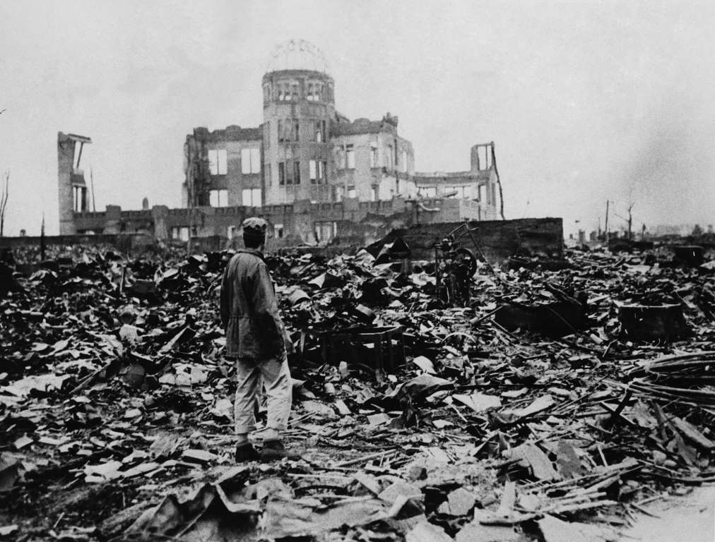 Người đàn ông đứng giữa khu đổ nát tại một khu công nghiệp ở Hiroshima.