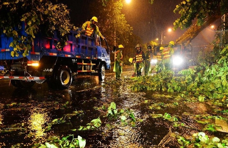 Sau khi càn quét Đài Loan vào ngày 8/8, bão Soudelor đổ bộ vùng đất liền của Trung Quốc tại tỉnh Phúc Kiến. Sau đó, nó đi về các tỉnh lân cận như Chiết Giang và Giang Tây. Cơ quan phòng chống lụt bão tại thành phố Ôn Châu, tỉnh Chiết Giang, sáng 9/8 cho biết mưa to do bão Soudelor gây ra khiến địa phương này ngập lớn, hiện tượng lở đất xảy ra, nhiều ngôi nhà bị đổ sập.