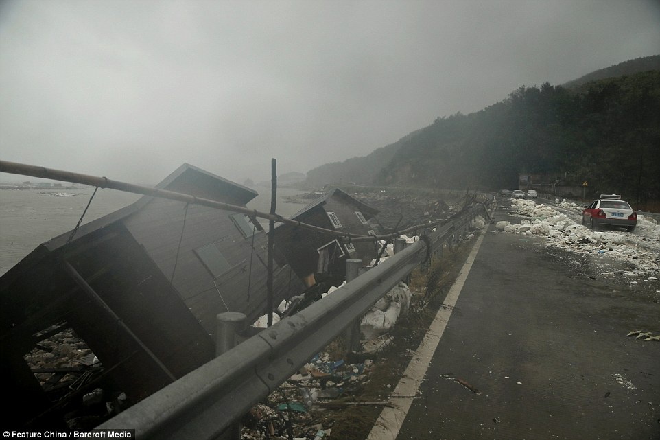 Nhieu nguoi chet va mat tich khi sieu bao manh nhat do bo TQ hinh anh