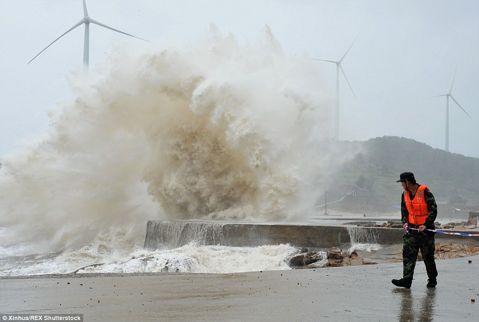 Công ty mạng lưới điện lực quốc gia Phúc Kiến cho biết, hơn 2 triệu nhà bị mất điện từ đêm 8/8. Chỉ khoảng 600.000 hộ đã có điện sinh hoạt trở lại vào sáng nay. 3 sân bay lớn của tỉnh buộc phải đóng cửa, hơn 530 chuyến bay bị hủy. Cơ quan giao thông cũng phong tỏa 6 tuyến đường cao tốc và hơn 190 chuyến tàu cao tốc.