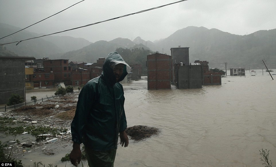 Trong khi đó, chính quyền Ôn Châu cho biết, gần 222.000 dân địa phương này chịu ảnh hưởng từ cơn bão, thiệt hại kinh tế khoảng 248 triệu nhân dân tệ. Tỉnh Chiết Giang đã phát báo động cam (mức cao thứ 2) về mưa bão trong sáng 9/8.