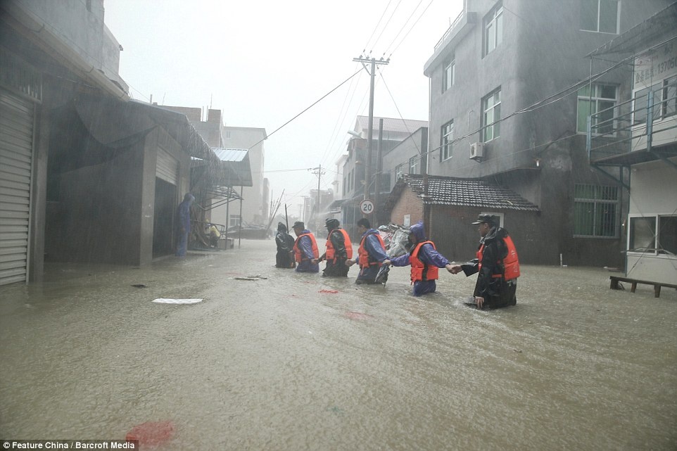 Tuy nhiên, khi bão Souderlor càng đi sâu về hướng đông, Cơ quan phòng chống lụt bão Phúc Kiến đã giảm mức cảnh báo khẩn cấp từ mức 3 còn mức 2. Nó dần suy yếu thành áp thấp nhiệt đới.
