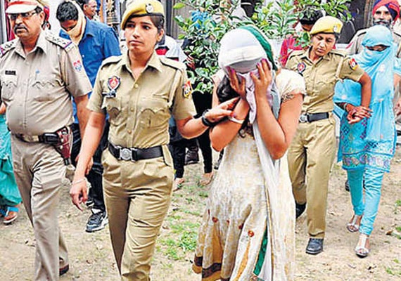 An Do bat nhieu cap doi chua ket hon di vao khach san hinh anh