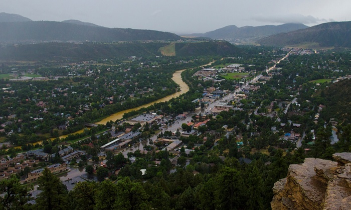 Nước sông Animas ở thành phố Durango, bang Colorado hóa vàng sau khi hàng triệu lít nước thải chứa nhiều thành phần kim loại độc hại từ một khu mỏ đã qua sử dụng đổ ra đây.