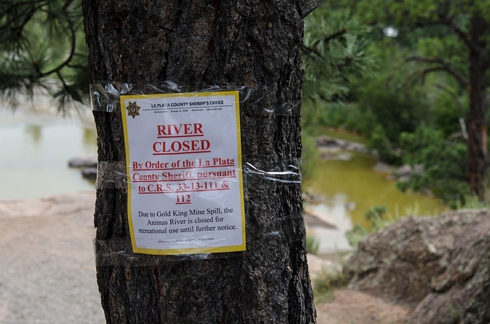 Văn phòng cảnh sát địa phương phải dán nhiều biển báo kêu gọi người dân ngưng mọi hình thức sinh hoạt, giải trí ở con sông.