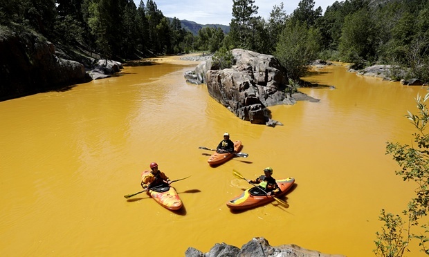 Nuoc song hoa vang do hang trieu lit nuoc thai doc hai hinh anh