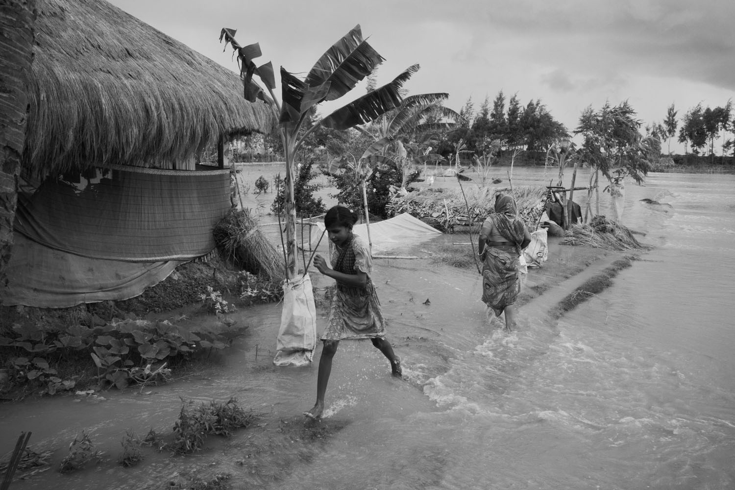 Đảo Ghoramara nằm cách đồng bằng Sunderban, Vịnh Bengal, hơn 150 km về hướng nam. Hòn đảo từng có diện tích hơn 20 km2, nhưng hiện nó chỉ còn khoảng 5 km2.