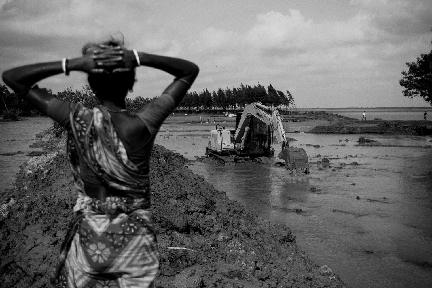 Tình trạng ngập mặn trong đất trên đảo đang ở mức báo động khiến canh tác nông nghiệp ngày càng khó khăn. Trước đây, trồng dây trầu không là một trong những việc mang lại thu nhập chính của dân đảo Ghoramara. Khi diện tích đất trồng thu hẹp, người dân bị đẩy vào hoàn cảnh khó khăn tài chính.