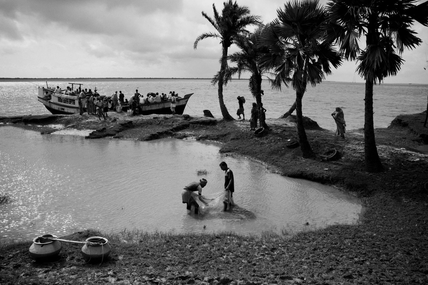 Chính quyền địa phương dường như không quan tâm, và không đưa ra hướng giải quyết về cuộc sống tương lai cho người dân trên đảo Ghoramara.