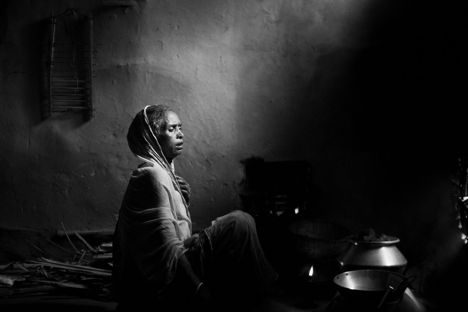 Cậu Suraj Jamal Mallick, 12 tuổi, ngồi ở căn nhà cũ nay không còn sử dụng. Khi mực nước dâng thêm mỗi năm, nhiều người trên đảo sống tại các vùng ven biển buộc phải rời nơi ở.