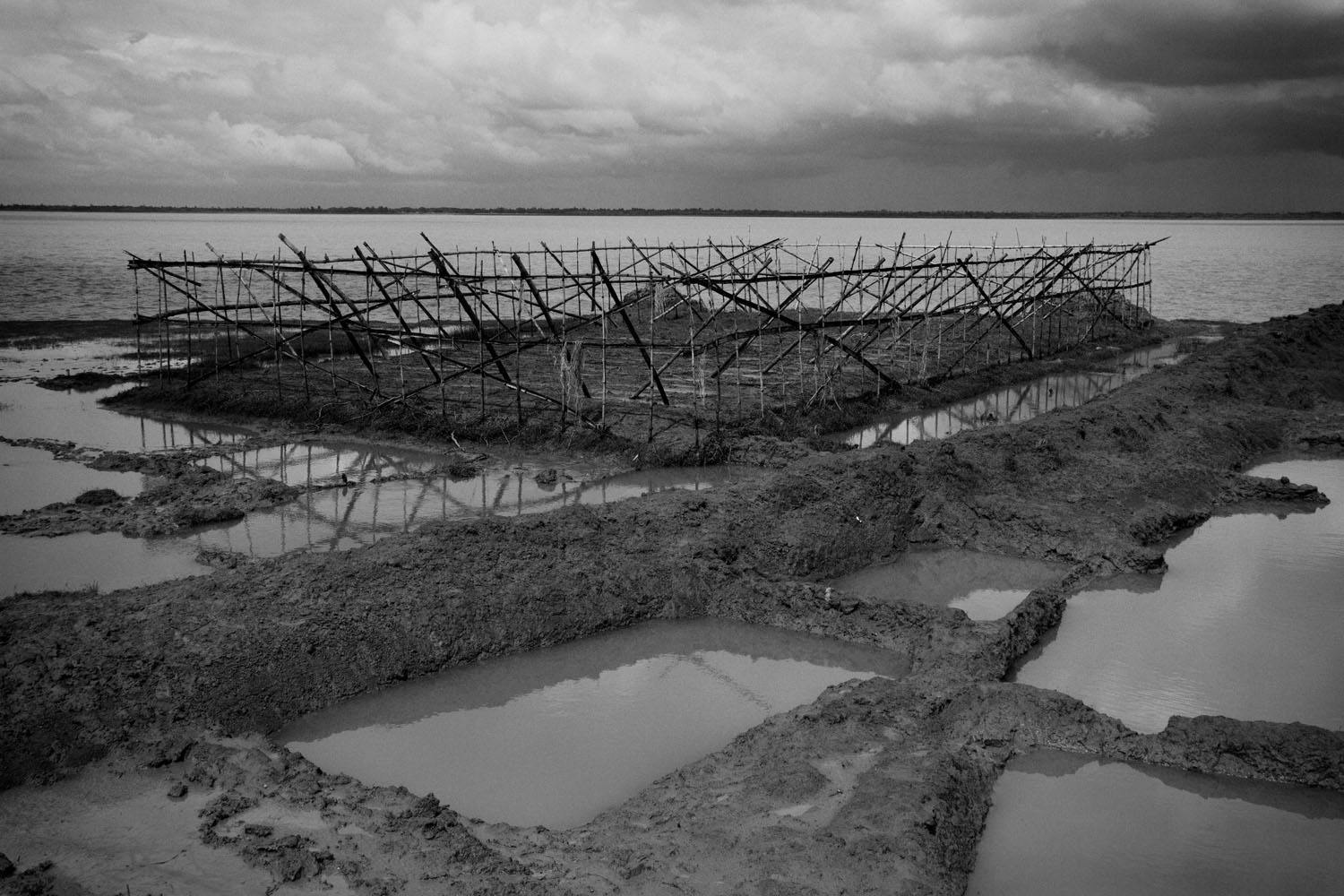 Bà Urmil Kar, 53 tuổi, đang nấu ăn cho gia đình. Nguồn cung thực phẩm trên đảo thiếu hụt trầm trọng. Những nguyên liệu chính chủ yếu được nhập từ cảng Kadkwip.