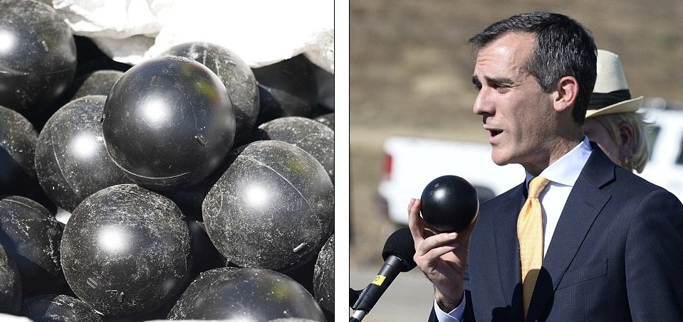 Thị trưởng thành phố Los Angeles cùng tham gia với nhân viên đập nước để rải bóng nhựa Ông cho biết đây là biện pháp ít tốn kém nhất so với các công nghệ khác để bảo quản nguồn nước trong mùa hạn hán nghiêm trọng.