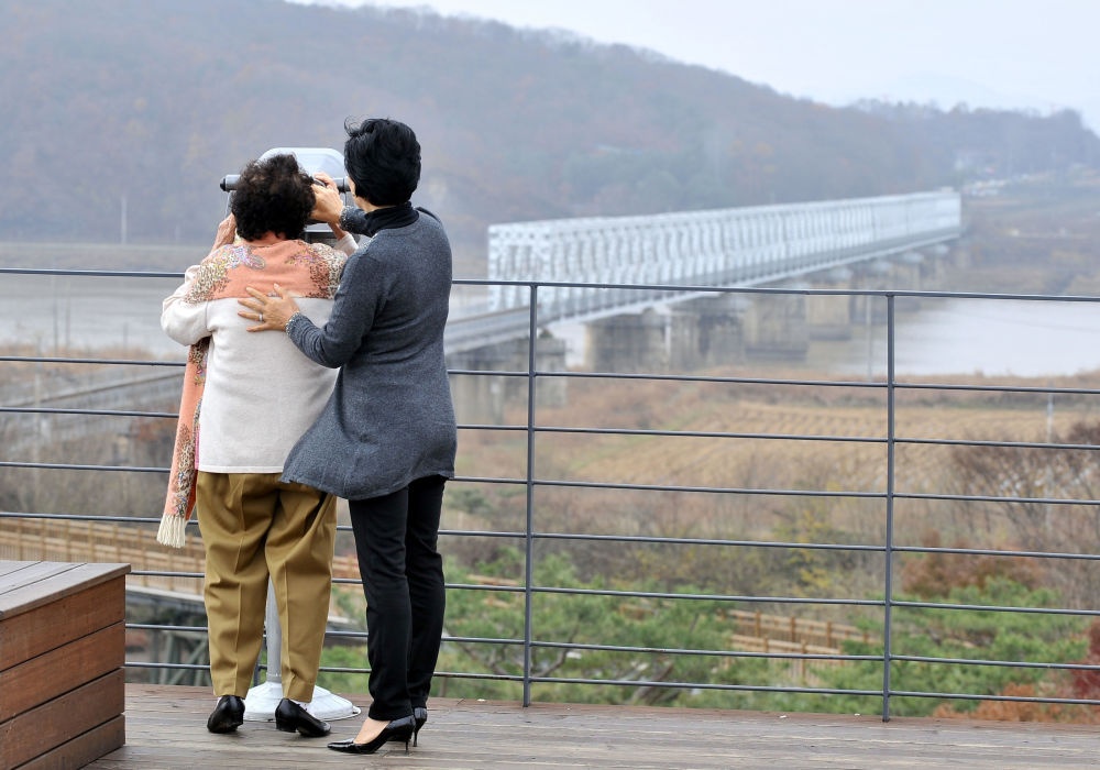 Du khách nhìn qua hướng công viên Imjingak gần khu vực phi quân sự (DMZ) ngăn cách hai miền bán đảo Triều Tiên. Đây được xem là nơi nguy hiểm nhất thế giới, binh sĩ Triều Tiên sẵn sàng nổ súng bắn những người lạ đến gần.