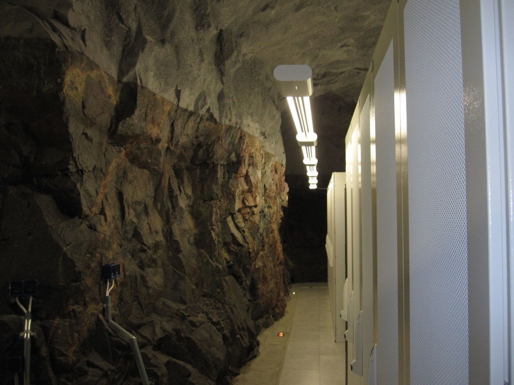 Trung tâm dữ liệu của Wikileaks, trang web chuyên đăng tải những bí mật của chính phủ các nước trên thế giới. Nó đặt tại một khu hầm ngầm an ninh tuyệt đối tại Stockholm, Thụy Điển. Cơ sở này thuộc về công ty cung cấp dịch vụ mạng Internet Bahnof.