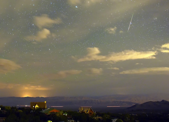 Sao băng lướt qua bầu trời trên dãy núi Spring Mountains, miền nam bang Nevada, Mỹ, vào ngày 12/8. Mưa sao băng Perseids là một trong những trận mưa sao rực rỡ nhất đi qua bầu trời hàng năm. Ảnh: AFP