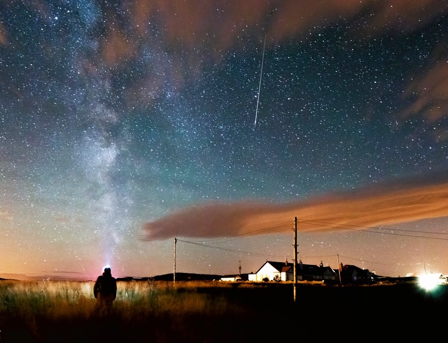 Người dân xem sao băng ở Bamburgh, hạt Northumberland tại nước Anh. Ảnh: AP