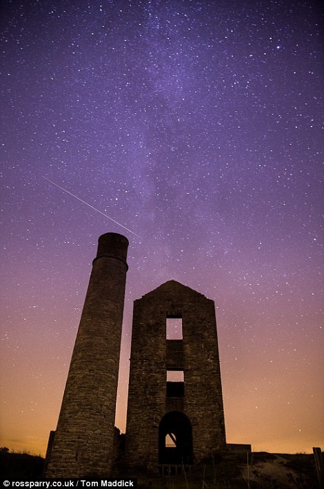 Sao băng ở vùng Derbyshire, miền trung nước Anh, vào ngày 12/8. Cách tốt nhất để quan sát sao băng là tìm đến những nơi không có quá nhiều ánh sáng nhân tạo như tại các cánh đồng hoặc đỉnh đồi, rồi tập cho mắt quan sát dần trên bầu trời tốt trong vài phút. Ảnh: rosspary.co.uk