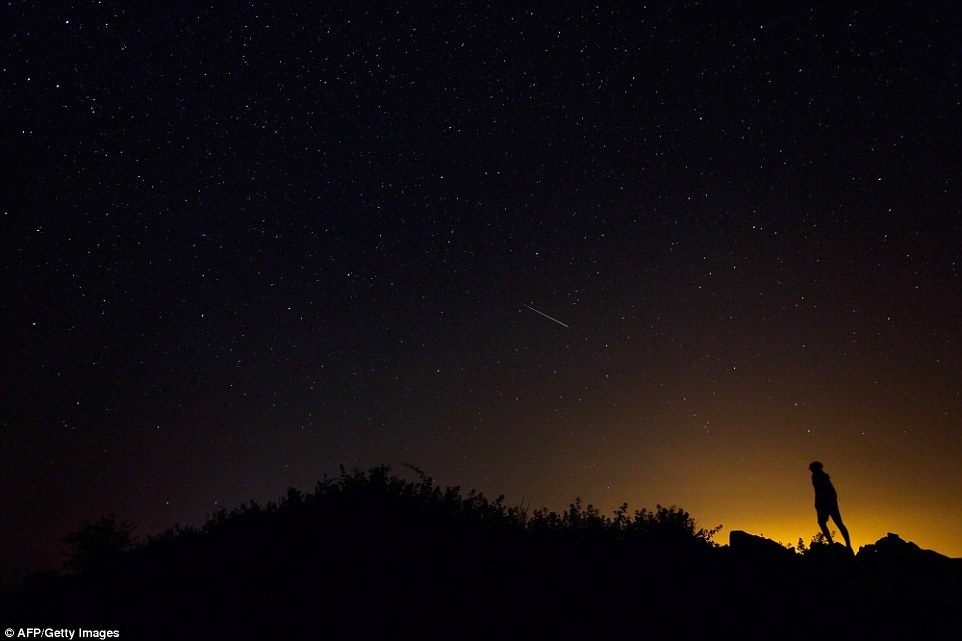 Người dân ngắm sao băng trên bầu trời tỉnh Burgos, miền bắc Tây Ban Nha, đêm 12/8. Mưa sao băng Perseid có nguồn gốc từ các mảnh vụn của một sao chổi để lại trên quỹ đạo Trái Đất
