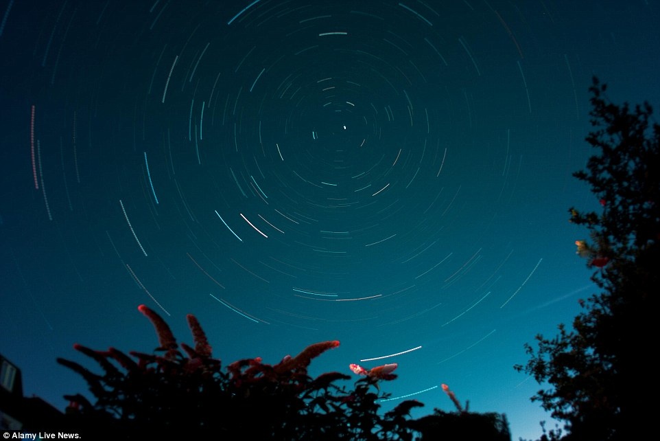 Ảnh chụp bầu trời sao ở quận Wimbledon, thủ đô London. Mưa sao băng Perseids diễn ra vào khoảng ngày 17/7-24/8 và xuất hiện mật độ lớn từ ngày 12, 13 và 14/8. Ảnh: Alamy