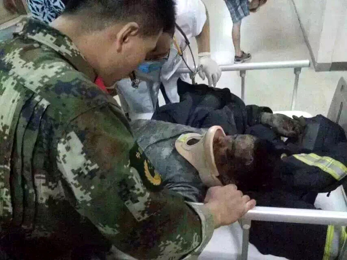 Một lính cứu hỏa bị chấn thương nặng khi đưa tới bệnh viện. Ảnh: Mashable