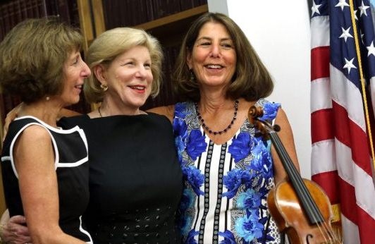 Cây đàn Stradivarius đã được trao trả cho con gái của chủ nhân thực sự. Ảnh: AP