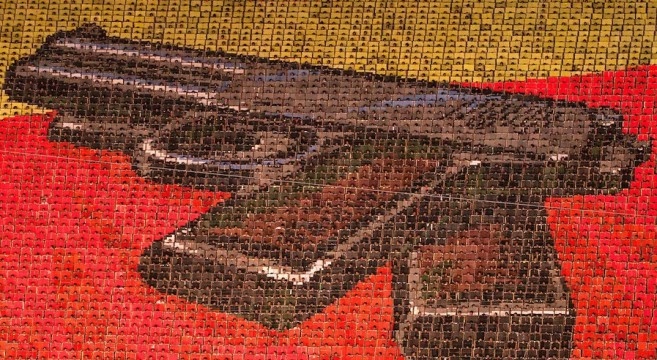 Người dân Triều Tiên cầm các tấm bảng màu xếp thành hình khẩu súng của ông Kim Il Sung. Ảnh: NKNews