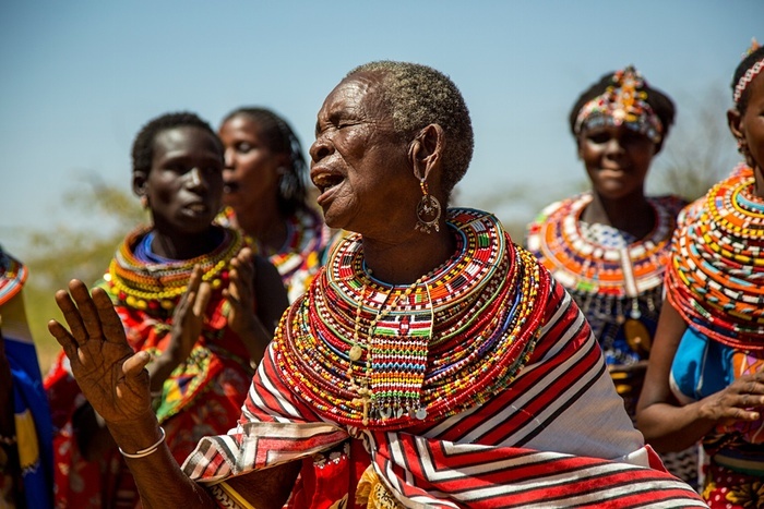 Những phụ nữ ở làng Umoja chủ yếu là các cô gái chạy trốn nạn tảo hôn, phụ nữ bị bạo hành hoặc cưỡng hiếp. Tuy trải qua những ký ức kinh hoàng, họ bị chính bố hoặc chồng ruồng bỏ.