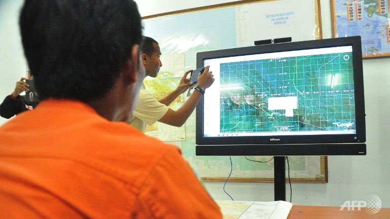 Chuyên viên cơ quan cứu nạn Indonesia nghiên cứu địa hình hiện trường gặp nạn của TGN267. Ảnh: AFP