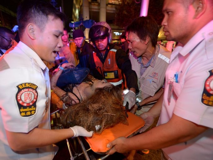 Một phụ nữ được đưa rời khỏi nơi vụ đánh bom xảy ra. Chính phủ Thái Lan chưa khẳng định đây là một vụ tấn công khủng bố.