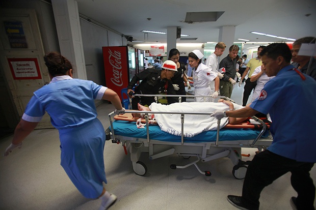 Các bác sĩ khẩn trương đưa nạn nhân bị thương tự vụ đánh bom vào phòng điều trị. Ảnh: Guardian