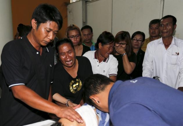 Nguoi than nhan thi the be 5 tuoi sau vu no bom o Bangkok hinh anh