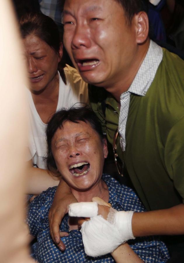 Một gia đình từ Thượng Hải (Trung Quốc) không kiềm được nước mắt khi đến nhận thi thể người thân ở Viện Pháp y ở Bangkok. Ảnh: The Nation