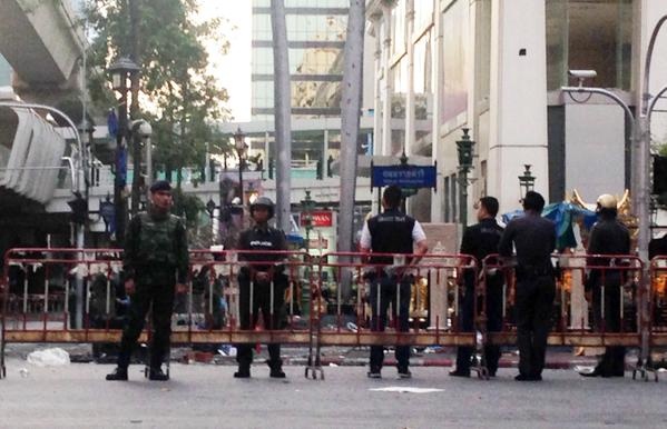 Cảnh sát Bangkok phong tỏa hiện trường vụ nổ bom ở đền Erawan. Ngày 19/8, đại diện quân đội khẳng định thủ phạm là 