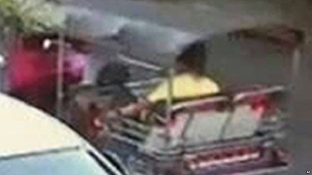 Nghi phạm chính trong vụ đánh bom (áo vàng) đến hiện trường bằng xe tuk tuk. Ảnh: