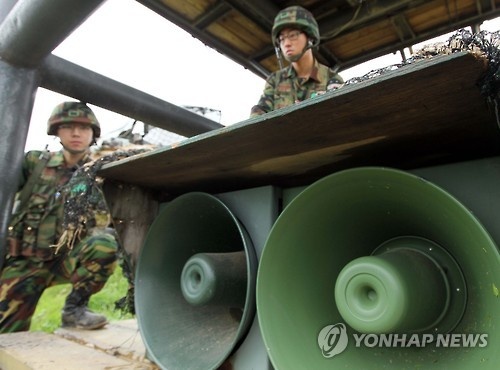 Giàn loa tuyên truyền do Seoul triển khai ở biên giới gần với Triều Tiên. Đây là lần đầu tiên sau 11 năm Hàn Quốc đưa các loa này trở lại hoạt động, sau khi Seoul cáo buộc Bình Nhưỡng cài mìn trong khu phi quân sự khiến một binh sĩ miền Nam bị thương. Triều Tiên phủ nhận cáo buộc này. Ảnh: Yonhap