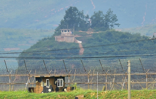 Chốt canh gác quân sự Hàn Quốc (dưới) và Triều Tiên (trên) ở vùng biên giới gần thành phố Paju (Hàn Quốc). Căng thẳng trên bán đảo Triều Tiên bùng nổ sau vụ đấu pháo gần khu vực phi quân sự ngày 20/8. Seoul tố Bình Nhưỡng đã bắn pháo về hệ thống loa tuyên truyền mà nước này đặt biên giới. Ảnh: AFP