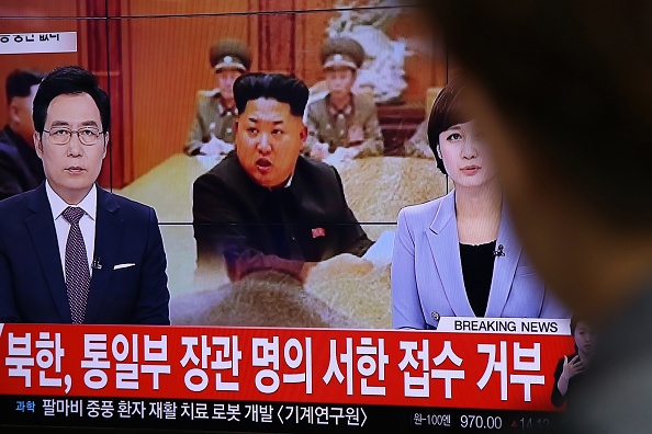 Người dân ở Seoul theo dõi tin thời sự về việc nhà lãnh đạo Kim Jong Un tuyên bố đặt Triều Tiên trong tình trạng