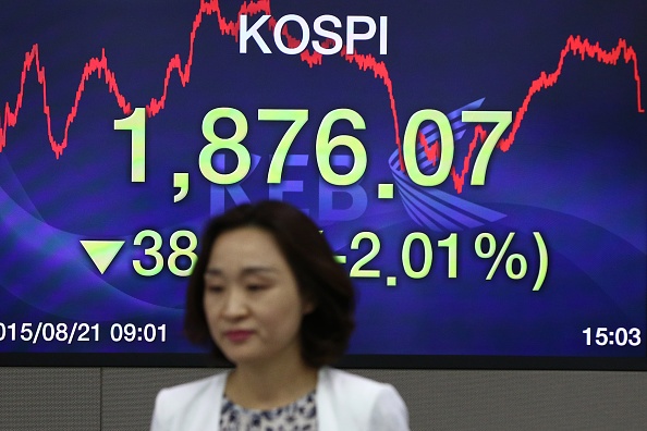 Một phụ nữ đi ngang bảng hiển thị chỉ số chứng khoán Kospi của Hàn Quốc. Thông tin về căng thẳng trên bán đảo Triều Tiên khiến thị trường chứng khoán Hàn Quốc giảm mạnh nhất từ năm 2012. Ảnh: AFP