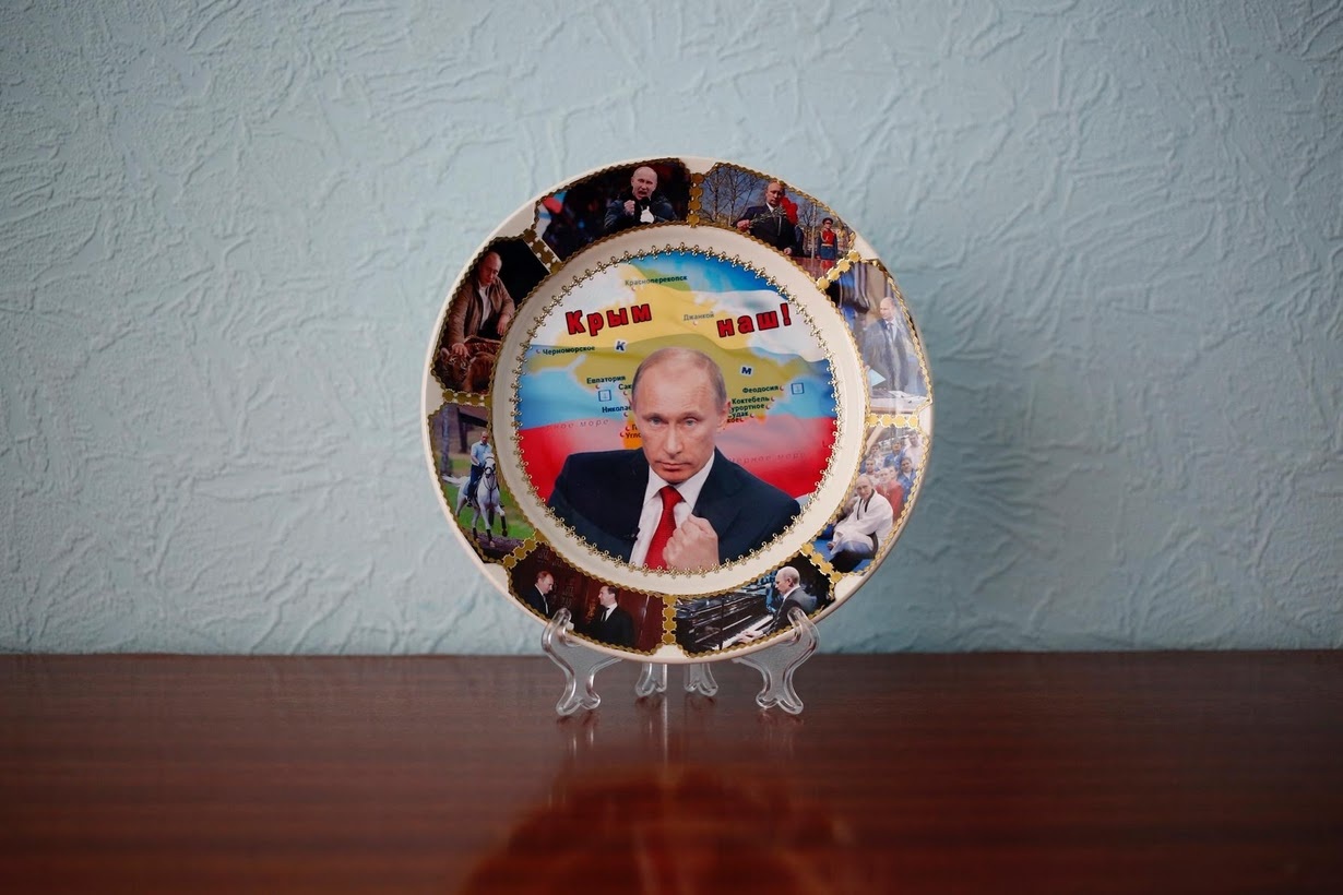 Một đĩa lưu niệm in hình ông Putin và các hoạt động thường ngày của tổng thống. Tất cả những hình ảnh về ông chủ Điện Kremlin trên các vật dụng đều thể hiện sự mạnh mẽ và uy quyền của nhà lãnh đạo này.