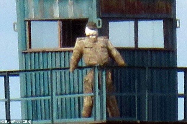 Nguoi rom canh gac o bien gioi Trung - Nga hinh anh