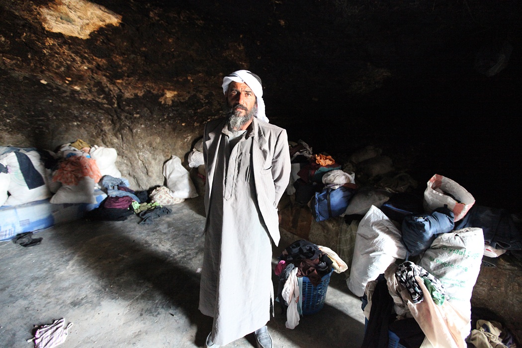 Ông Mahmoud Hussein Hamamdi đứng trong hang động cũng là nhà riêng của gia đình tại làng Um Faqarah. 